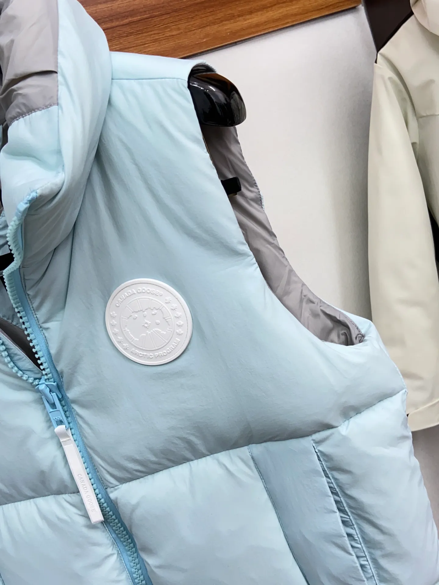 P480 capsule vest original version #𝘾𝘼𝙉𝘼𝘿𝘼 𝙂𝙊𝙊𝙎𝙀/𝙅𝙪𝙣𝙘𝙩𝙞𝙤𝙣 TOP version restore ZP up to 98%‼ ️ CANADA GOOSE/Canada Goose Pastels Pastel Series Everett White Label Vest This versatile Everett vest is a lightweight layering item suitable for wearing in all seasons. It is trimmed in all white and equipped with D-rings for hanging gloves or other daily items when outside. It is ideal for travel and unpredictable weather conditions. The pocket openings and cuff edges are reinforced with CORDURA fabric for durability. The reflective stripes on the back of the collar improve visibility in dim environments, making it the first choice for travel. Size: XS S M L XL XXL Color: Black Melt Water Blue Soft Pink Moonlight Lime
